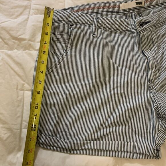 LEVIS, hickory stripe, shorts, great condition, size 32 waist, 5 pockets - Picture 8 of 12